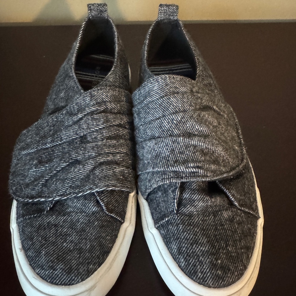 Gently used women’s Velcro rocket dogs
